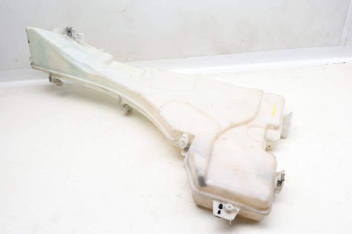 Windshield Washer Reservoir / Tank 7161476 main product photo